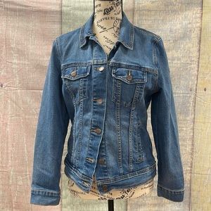 - Real good condition Woman’s Old Navy jean jacket. Size is medium.